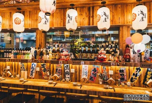 居酒屋是啥意思和日料店区别，居酒屋重点在喝酒 日料店重点在吃 小狼观天下